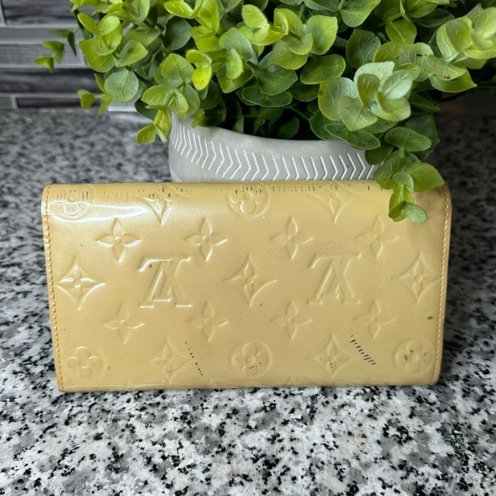 Louis Vuitton TN0181 2011 Vintage Vernis Patent Leather Sarah Wallet AUTHENTIC